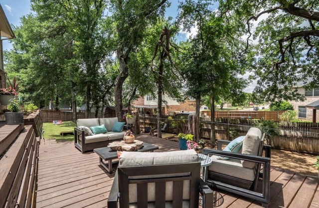 Charming home w/Backyard Oasis Near Denton Square