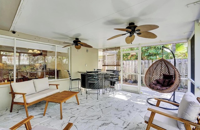Charming home with yard, walk to the beach. Pet-friendly