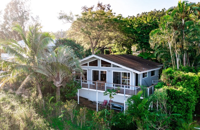 Charming home with balcony, washer/dryer & free WiFi – stunning ocean views