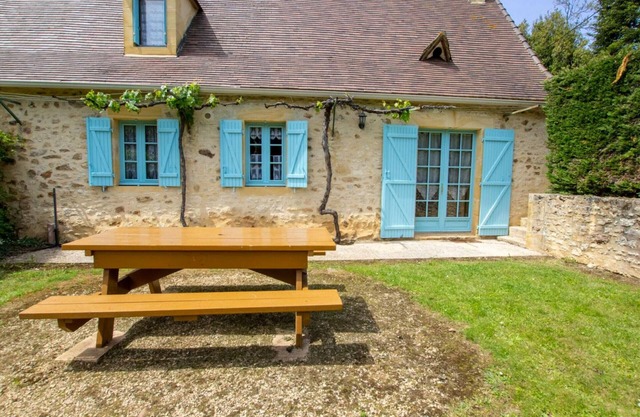 Charming House with Jacuzzi, Fireplace, and Spacious Garden Near Monpazier