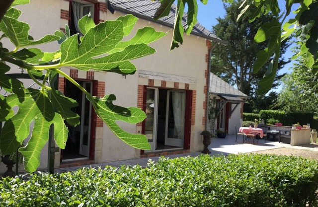 Charming House Near Château de Bouges, Private Terrace & Garden, Fireplace, Free Linens & Cleaning