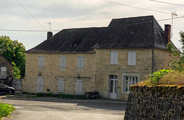CHARMING HOUSE in a listed village 25 min from Brive and 20 min from Pompadour