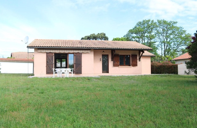 Charming House in Quiet Area Near Lake, Amenities Included