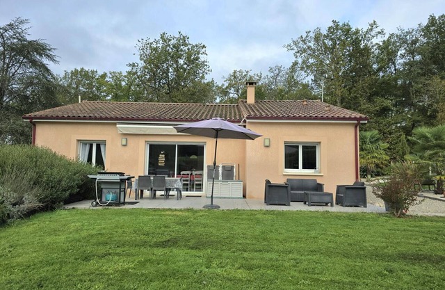 Charming House near Périgueux with WiFi, Enclosed Garden, and Baby Equipment