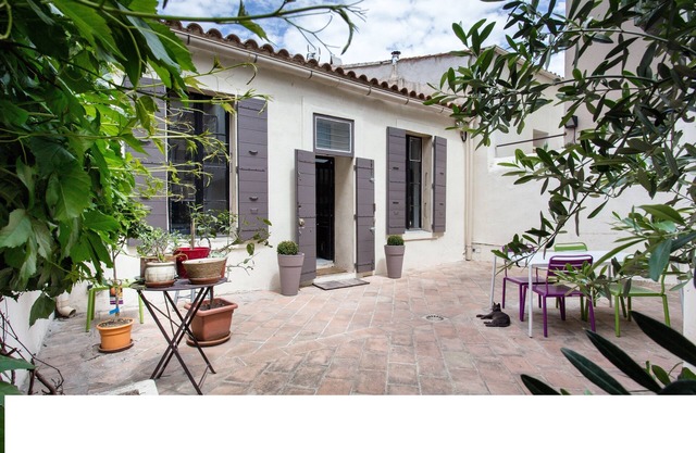 Charming house, very central, quiet, with private parking and metro access
