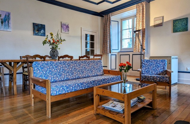 Charming House with Terrace, Enclosed Yard, WiFi, Near Leisure Activities, Sleeps 6