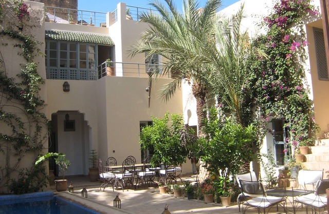 CHARMING HOUSE WITH SWIMMING POOL AT THE FOOT OF THE RAMPARTS