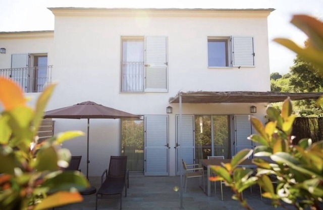 Charming house with private garden Corsica standing.