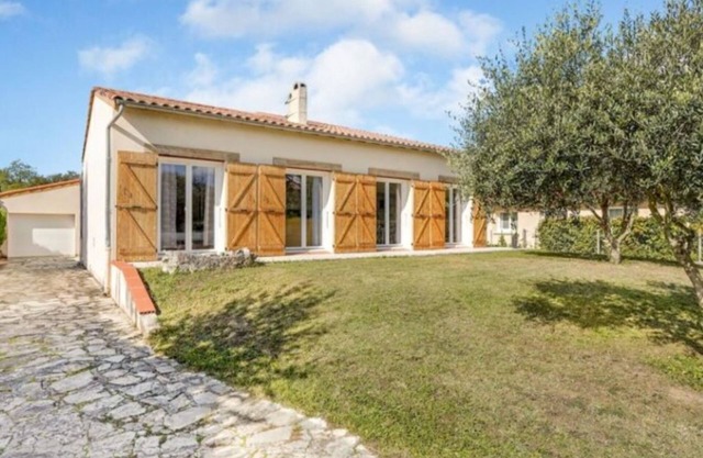 Charming house with swimming pool. 2 minutes away: Toulouse Mer Pyrénées Océan ring road