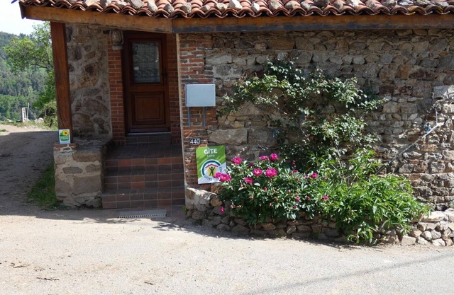 Charming house with stove and shaded garden in Pralong