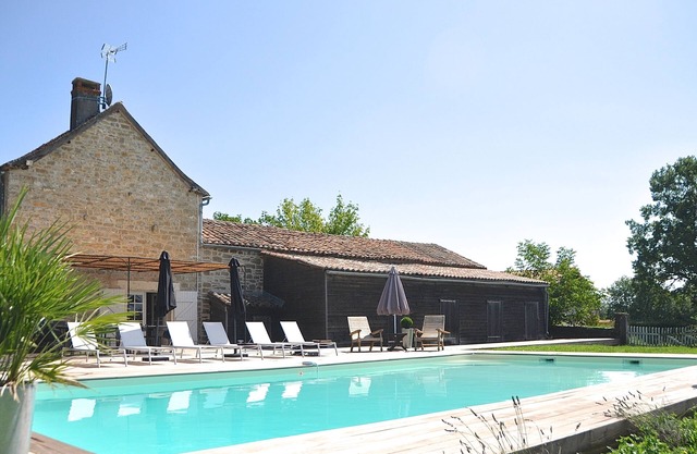 Charming house with very large heated pool in Caylus