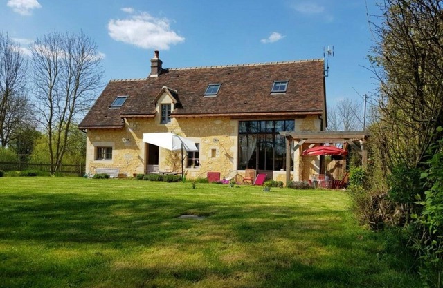Charming Independent House with Garden, Pond, and Modern Amenities in Tranquil Hamlet