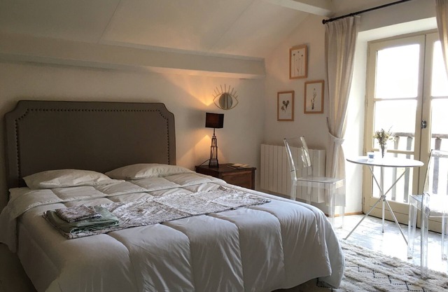 Charming independent room in an 18th century Mas with swimming pool near Cahors