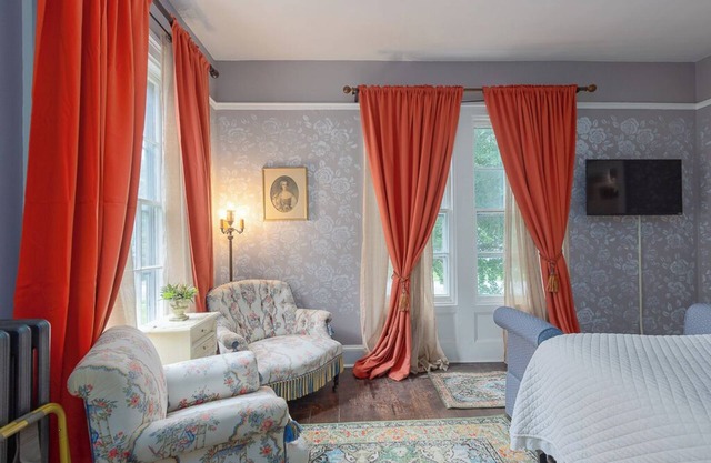 Charming Inn Steps away from Downtown Warwick only an Hour away from NYC