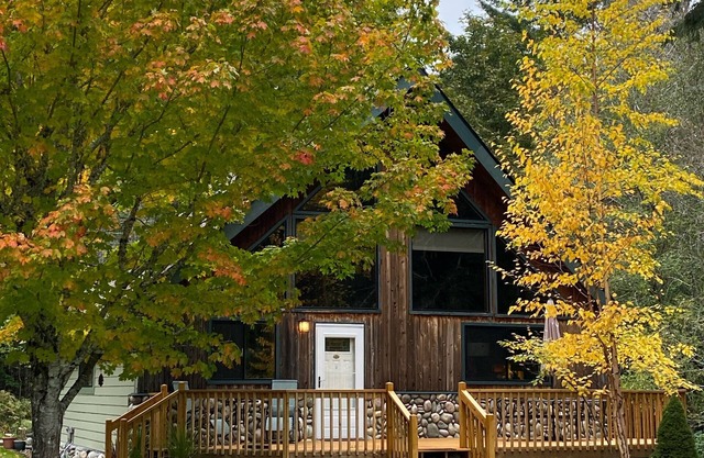 Charming Island Chalet, Big Kitchen, Relax, Quiet Forest Setting, Starry Nights
