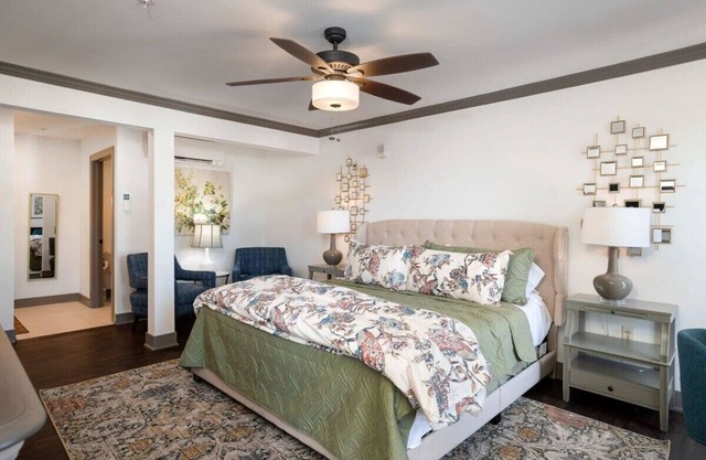 Charming King Suite Parkville Shops