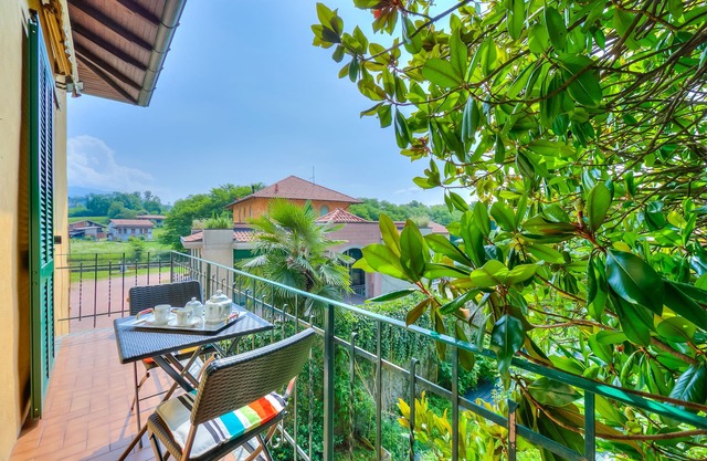Charming La Gelosia Few Min From Lake, Monvalle, Italy