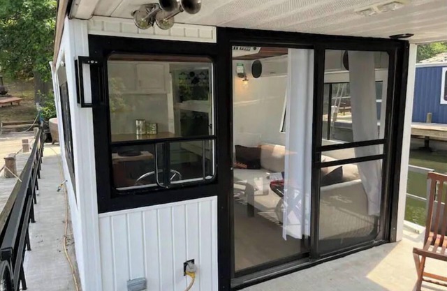 Charming Lake Anna Houseboat