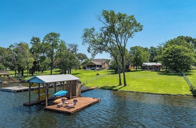 Charming Lake Athens Waterfront Cottage: Families, Fisherman, Pets, Canton