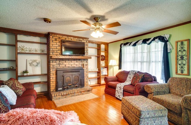 Charming Lake Charles Home with Patio and Grill