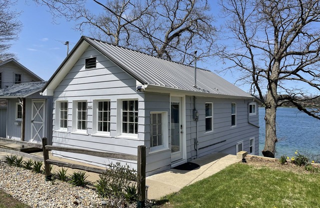 Charming Lake Cottage! Close to Shipshewana, Clean Lake, Boat Rentals