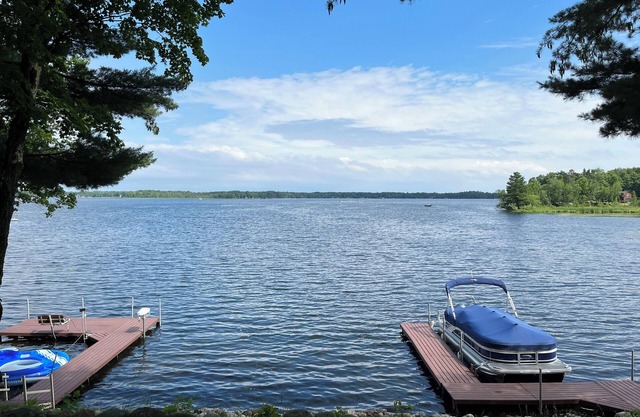 Charming Lakefront Cabin on Clean & Clear Big Pine Lake. Pet Friendly!n