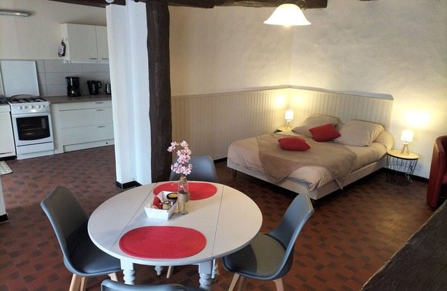 "Charming Lakeside Ground-Floor Cottage in Berry with Inclusive Amenities & Private Parking"