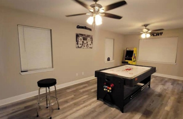 Charming Lakeview 3-bedroom townhome w King bed in New Orleans w/gameroom, WIFI