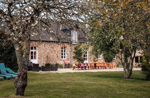Charming longère, vast green spaces, private covered swimming pool