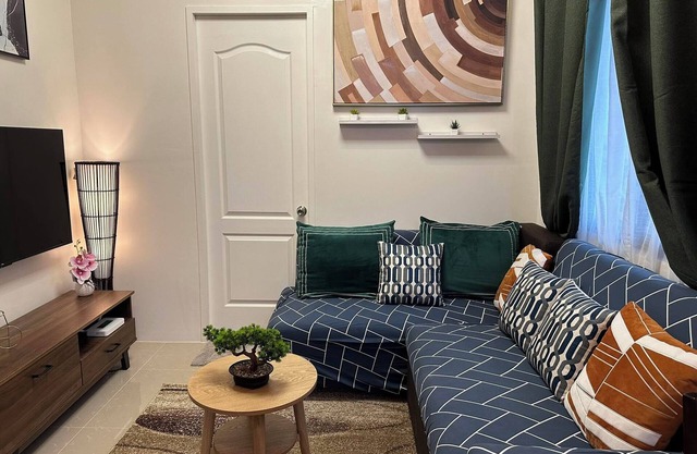 Charming Mel's Place -1bedroom condo near SM Seaside with AC, WiFi & Netflix