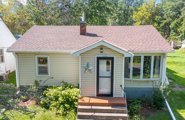 Charming mid-century modern 2-bedroom home with views of Beaver Dam lake