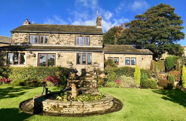 Charming Modernized 16Th Century Farm House with stunning garden & views
