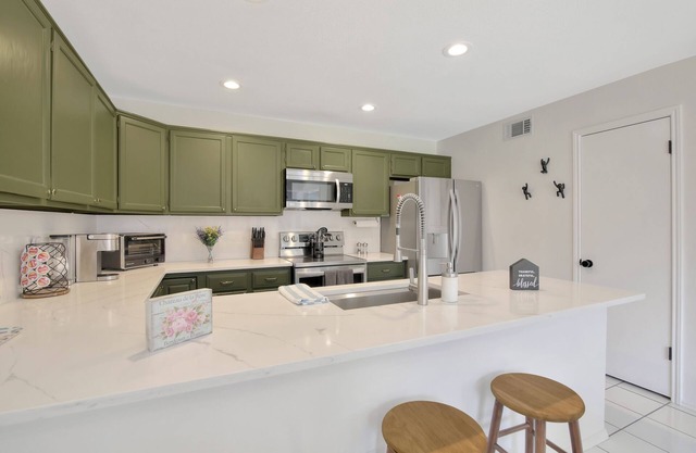 Charming, modern, cozy N. Dallas, pet friendly home at superb location