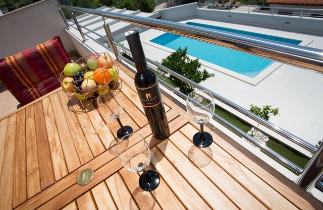 Charming modern house1 with new CHLORINE FREE pool
