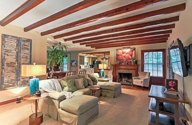 "Charming Nashville Cottage in Green Hills - Cozy, Family-Friendly Retreat!"