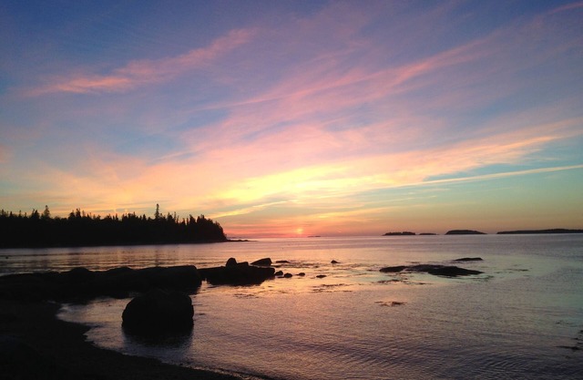 Charming ocean-front 2-bedroom cottage with spectacular views!