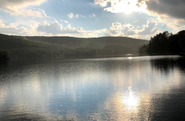 Charming one bedroom lake side cottage close to Colleges and Cooperstown.