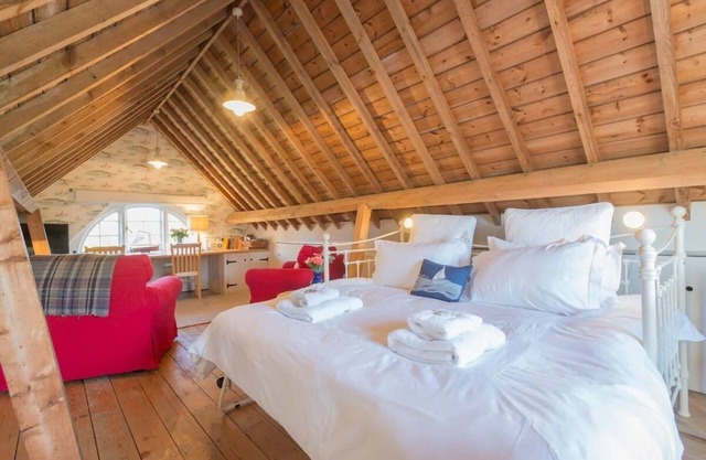 Charming one bedroomed converted boathouse overlooking Broad, Ranworth.