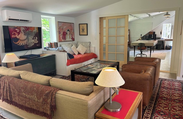 Charming open studio in renovated barn in superb Lyme, CT with WiFi, AC.