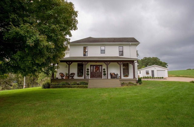 Charming Ozark Farmhouse Located Between Springfield and Branson, MO