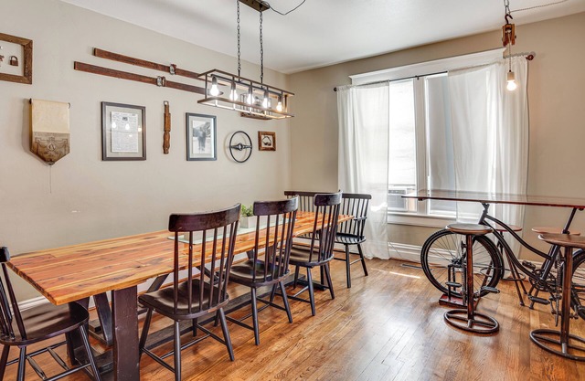 Charming Paris House ~ 1 1/2 Mi to Canyon!