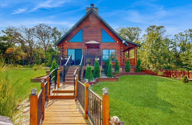 Charming & peaceful cabin with fire pit, deck, & great nature views - near golf