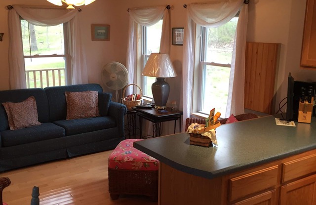 Charming Peaks Island Cottage