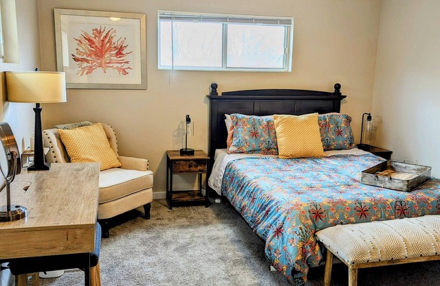 Charming, pet friendly studio in walkable Clifton, Louisville with full kitchen