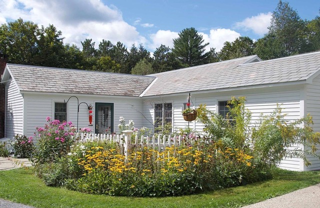 Charming pet-friendly, Meadow View Cottage in heart of historic Dorset VT!