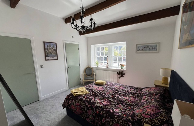 Charming pottery barn conversion 2 mins from Horsforth train station.