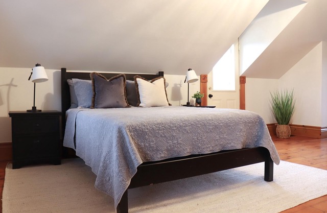 Charming, private 1 BR - just mins to Collingwood!