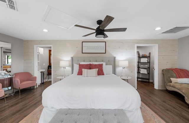 Charming Private Bungalow on Country Retreat 20 minutes from Downtown Waco!