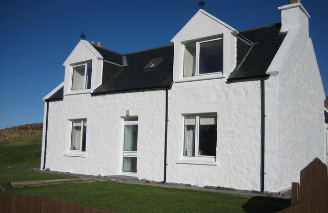 Charming private cottage in the heart of Skye, near Portree. Family-friendly.