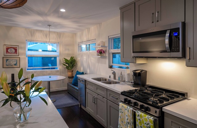 Charming private, secure 1-bedroom garden house with WiFi and AC in Los Angeles